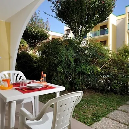 Apartment Flat With A Lovely Poolside Garden With Bbq *
