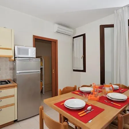 Flat With A Lovely Poolside Garden With Bbq Apartment