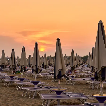 Flat With A Lovely Poolside Garden With Bbq * Bibione