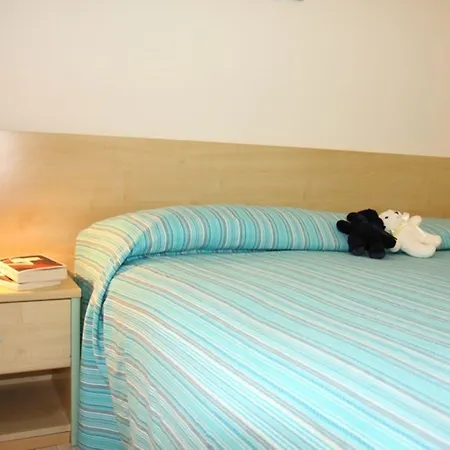 Apartamento Flat With A Lovely Poolside Garden With Bbq